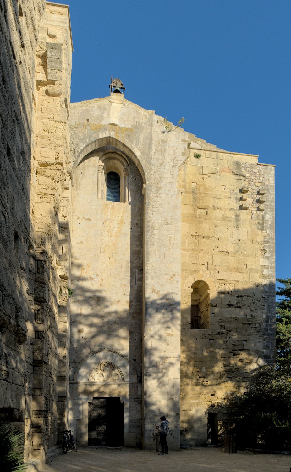 Façade ouest et portail d'entrée