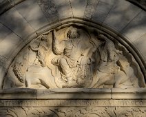 Portail d'entrée - Tympan représentant le Christ sur un trône