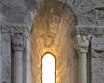 Fenêtre entourée de 2 colonnes
